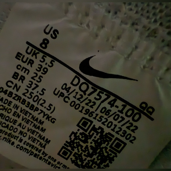 Nike Blazer Mid ’77 ESS in White & Metalic Silver - Picture 12 of 13